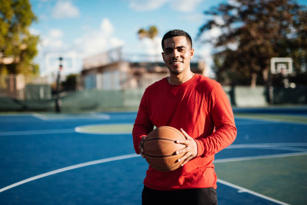 retrato de chico latino con la bola de baloncesto - miami basketball fotografías e imágenes de stock