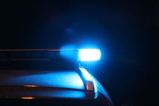 polisbil med blåljus påslagna