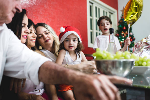 buona famiglia la notte di natale - family grape foto e immagini stock