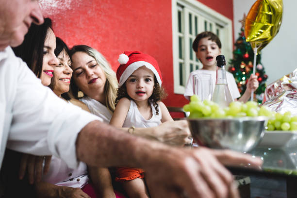 クリスマスの夜に幸せな家族 - family grape ストックフォトと画像