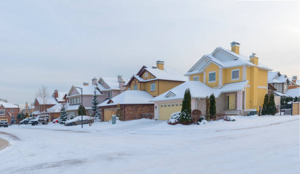 nouvelle marque suburban homes en hiver - residential structure house luxury brownstone photos et images de collection