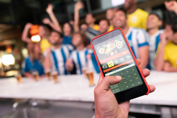 apuesta en línea en un partido de fútbol - gambling fotografías e imágenes de stock