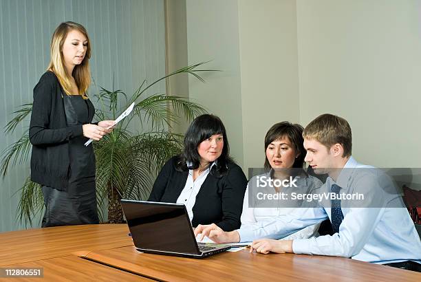 Reunião De Negócios - Fotografias de stock e mais imagens de Adulto - Adulto, Apresentação - Discurso, Autoconfiança