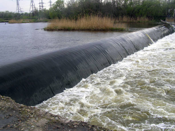 przepełnienie wody przez tamę - minature waterfall zdjęcia i obrazy z banku zdjęć