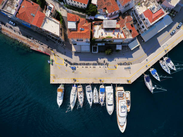 un piccolo porto turistico con yacht a ponte, grecia - decked foto e immagini stock