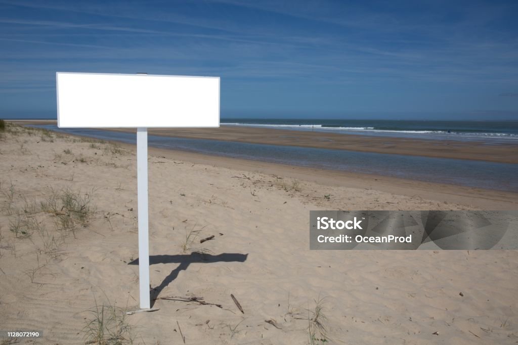 üres kültéri üres fehér keret homokdűnék strandon nyári napon - Jogdíjmentes Jel témájú stock fotó üres kültéri üres fehér keret homokdűnék strandon nyári napon - Jogdíjmentes Jel témájú stock fotó