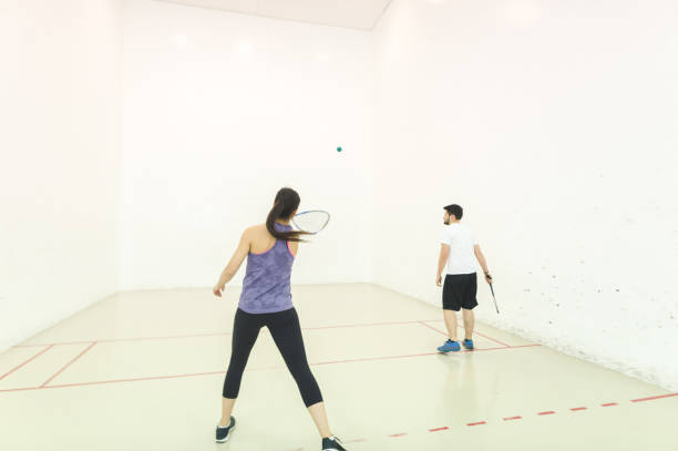 pareja de la edad milenial juega un juego de racquetball - squash racketball sport exercising fotografías e imágenes de stock