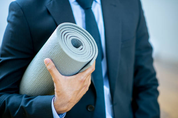 het doen van yoga te bereiken een work-life balance - yoga office stockfoto's en -beelden