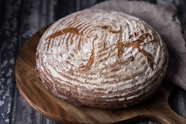 круглый домашний закваска хлеб - soda bread bread brown bread loaf of bread стоковые фото и изображения