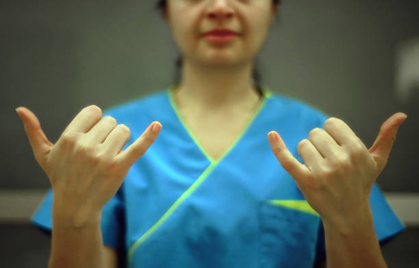 lenguaje de señas por un profesional - american sign language audio fotografías e imágenes de stock