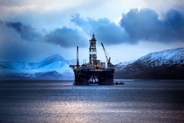 oil rig, kishorn, highlands scozzesi - loch foto e immagini stock