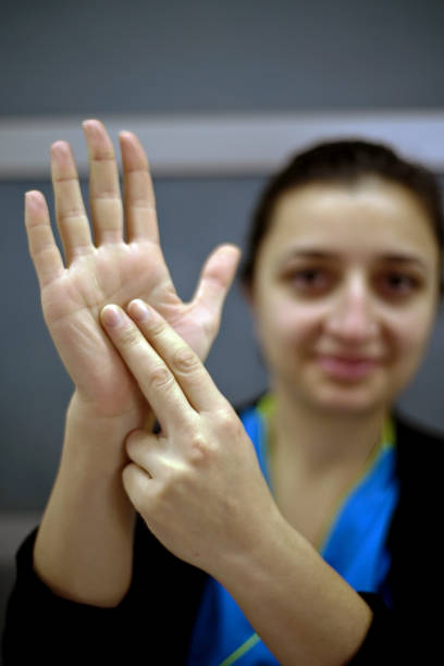 lenguaje de señas por un profesional - american sign language audio fotografías e imágenes de stock