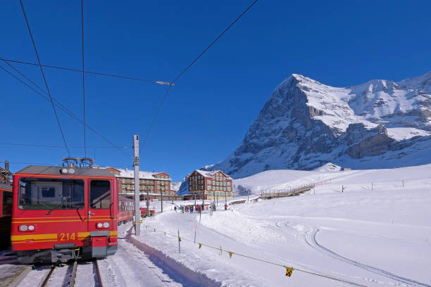 estación de tren jungfrau en kleine scheidegg a jungfraujoch, cara norte del monte eiger en fondo, suiza - north face eiger mountain fotografías e imágenes de stock