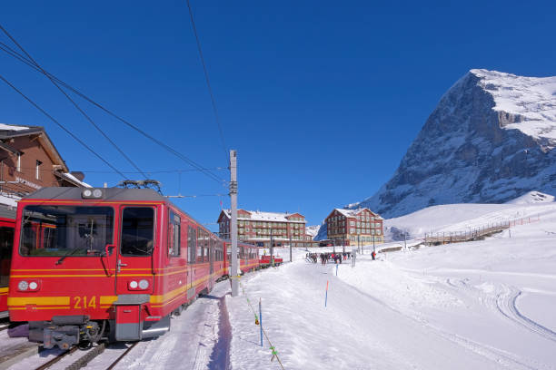 estación de tren jungfrau en kleine scheidegg a jungfraujoch, cara norte del monte eiger en fondo, suiza - north face eiger mountain fotografías e imágenes de stock