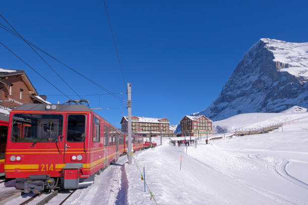 станция железнодорожного вокзала джунгфрау в кляйн-шейдегге до джунгфрауджоха, северная часть горы эйгер на заднем плане, швейцария - north face eiger mountain стоковые фото и изображения