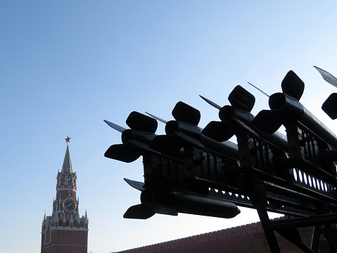 Silueta de sistema de lanzador de misiles contra la torre de la Moscú Kremlin en cuadrado rojo photo