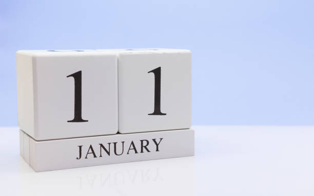 11 januari. hari 11 bulan, kalender harian di meja putih dengan pantulan, dengan latar belakang biru muda. waktu musim dingin, ruang kosong untuk teks - 0 11 bulan foto potret stok, foto, & gambar bebas royalti