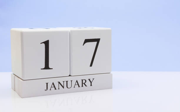 17 januari. hari 17 bulan, kalender harian di meja putih dengan pantulan, dengan latar belakang biru muda. waktu musim dingin, ruang kosong untuk teks - 0 1 months foto potret stok, foto, & gambar bebas royalti