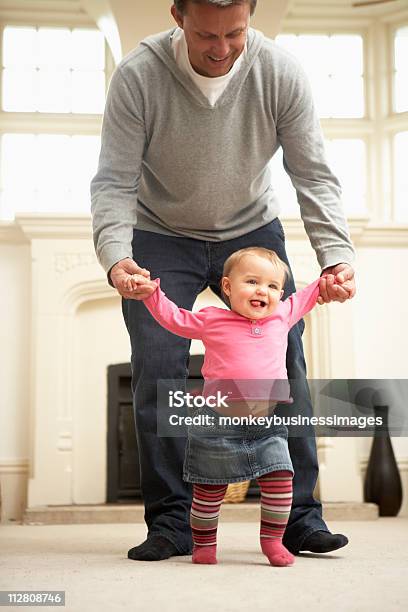 父と娘徒歩で赤ちゃん - はじめの一歩のストックフォトや画像を多数ご用意 - はじめの一歩, 幼児, 赤ちゃん
