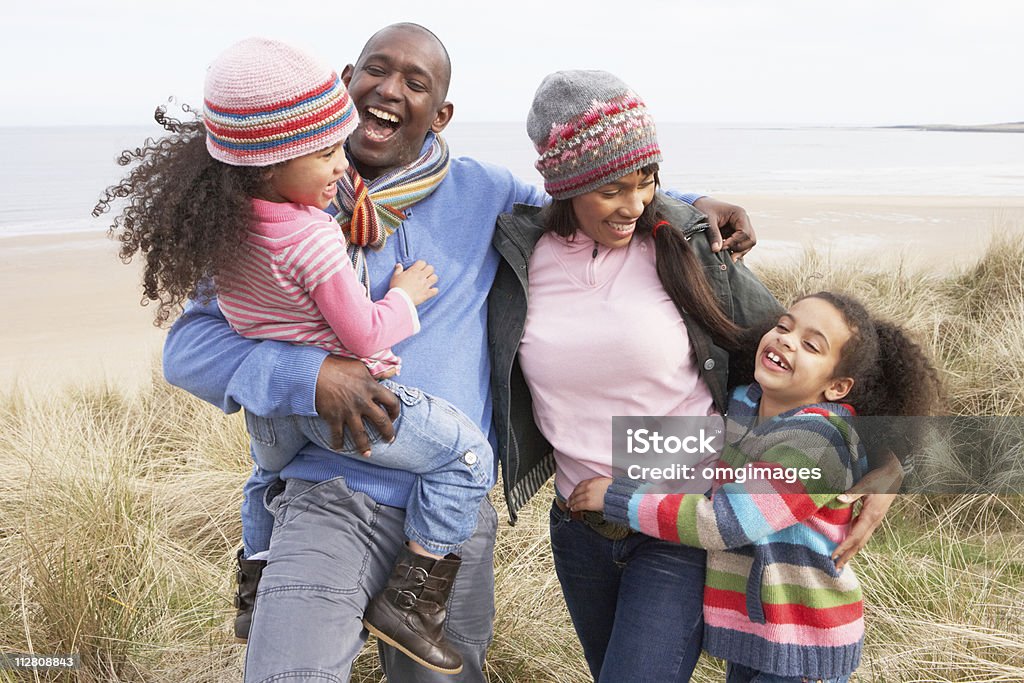 家族のビーチに沿って歩くア�レーナ - 家族のロイヤリティフリーストックフォト