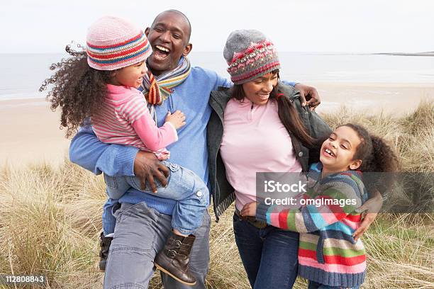 Foto de Família Caminhando Ao Longo Da Dunes Na Praia e mais fotos de stock de Família - Família, Inverno, Praia