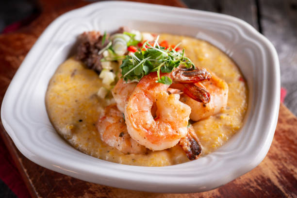 crevettes et gruau - grits prepared shrimp restaurant food photos et images de collection