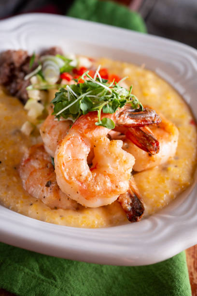 shrimp and grits - grits prepared shrimp restaurant food imagens e fotografias de stock