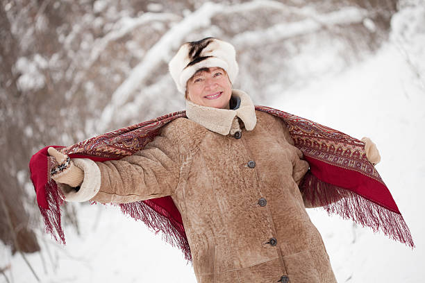 femme avec foulard en hiver - russian culture scarf textile shawl photos et images de collection