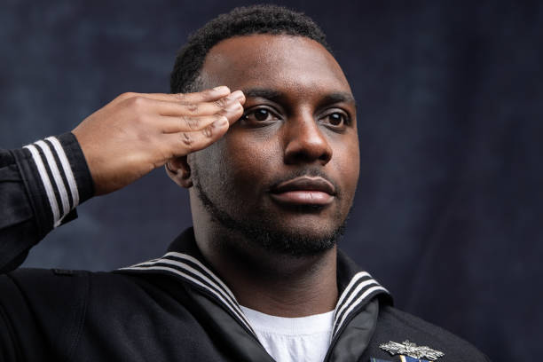 membro del servizio seabee della marina degli stati uniti - saluting sailor armed forces men foto e immagini stock