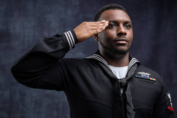 membro del servizio seabee della marina degli stati uniti - saluting sailor armed forces men foto e immagini stock
