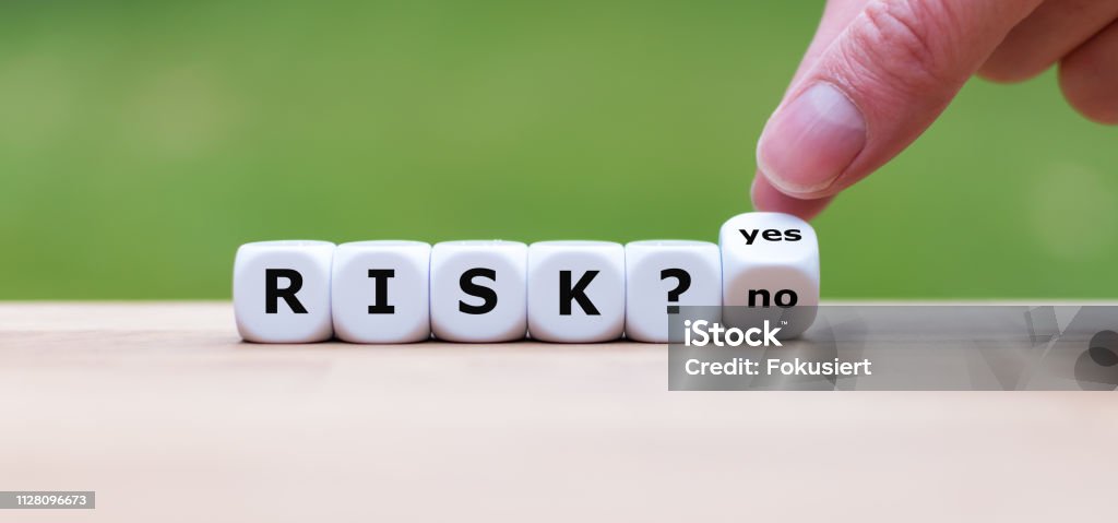 Ein Risiko eingehen? Hand würfelt und ändert das Wort "nein" in "ja" (oder umgekehrt). - Lizenzfrei Risiko Stock-Foto