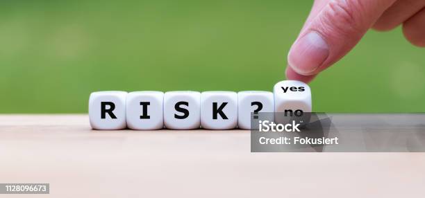Ein Risiko Eingehen Hand Würfelt Und Ändert Das Wort Nein In Ja Stockfoto und mehr Bilder von Risiko