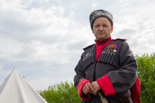 第二次世界大戦の勝利の記念日に歴史的再構成のドイツ国防軍側で戦ったドン コサック兵の形で男 コサックのストックフォトや画像を多数ご用意