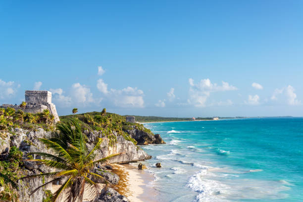 ruínas de tulum e mar do caribe - mayan riviera - fotografias e filmes do acervo