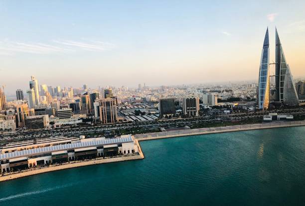 manama skyline - bahrain stock-fotos und bilder