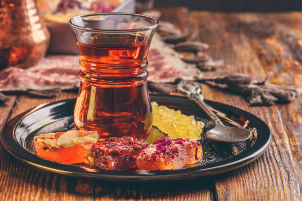 thé en armudu avec délice oriental - multi well trays photos et images de collection