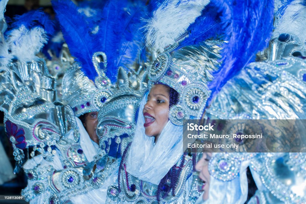 Braziliaanse Vrouwen Dragen Kostuums Dansen Op De Sambodromo Tijdens 2017 Carnaval Van Rio Janeiro In Brazilië Stockfoto en meer van Carnaval in Rio de Janeiro - iStock