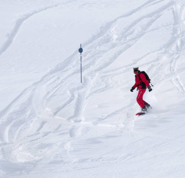 snowboarder desce em declive nevado fora de pista - snowboarding snowboard teenager red - fotografias e filmes do acervo