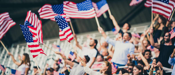 미국 깃발을 흔들며 하는 남자 - american sports 뉴스 사진 이미지