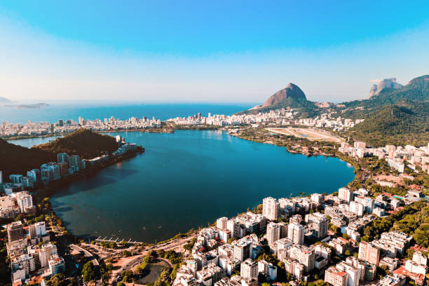 vista aérea de la lagoa rodrigo de freitas en río de janeiro - guanabara bay fotografías e imágenes de stock