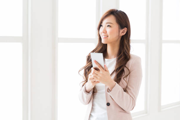 młoda atrakcyjna azjatycka kobieta - mobile office flash zdjęcia i obrazy z banku zdjęć