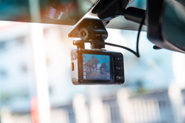 videocamera dell'auto collegata al parabrezza per registrare la guida e prevenire il pericolo di guida - supporto per audio analogico foto e immagini stock