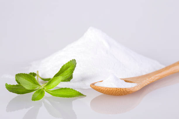 dolcificante naturale in polvere dalla pianta di stevia - stevia rebaudiana. - sweetleaf foto e immagini stock