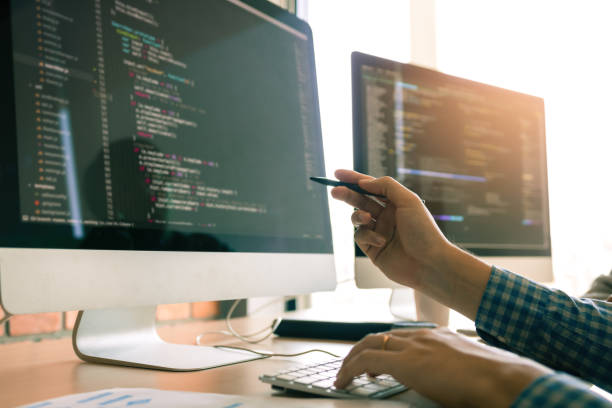 ontwikkelen programmering werken in een software ingenieurs code tech applicaties op bureau in de kantoorruimte. - code stockfoto's en -beelden