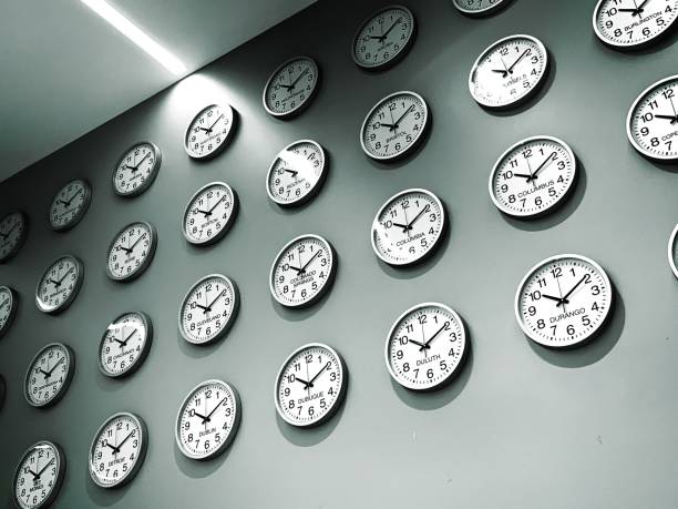 muro di orologi per città del mondo e fusi orari - fuso orario foto e immagini stock