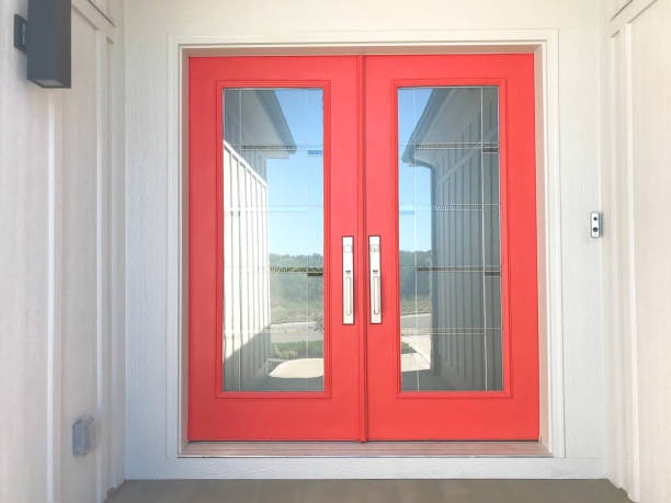 portas duplas frontais vermelhas - detached house contemporary house villa - fotografias e filmes do acervo