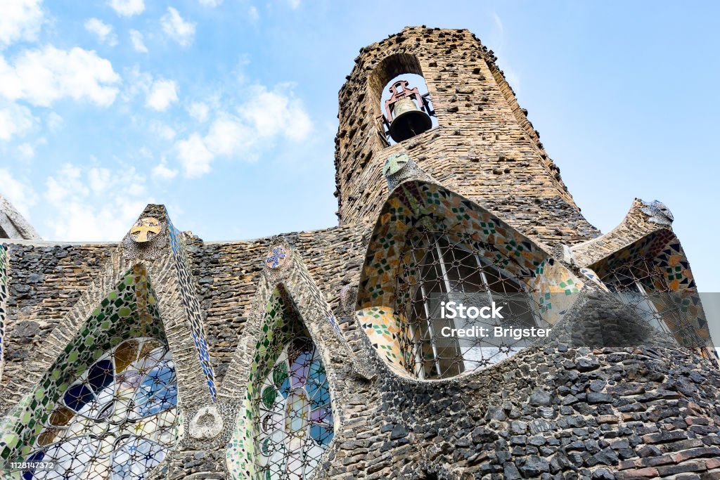 Iglesia De Gaudi Y La Cripta Foto de stock y más banco de imágenes de  Sagrada Familia - Sagrada Familia, Antonio Gaudí, Aire libre - iStock