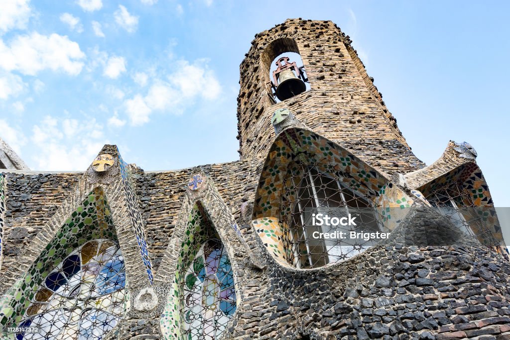 Iglesia De Gaudi Y La Cripta Foto de stock y más banco de imágenes de Sagrada Familia - Sagrada Familia, Antonio Gaudí, Aire libre - iStock Iglesia De Gaudi Y La Cripta Foto de stock y más banco de imágenes de Sagrada Familia - Sagrada Familia, Antonio Gaudí, Aire libre - iStock