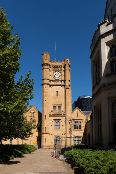 wieża zegarowa uniwersytetu w melbourne - melbourne australia clock tower clock zdjęcia i obrazy z banku zdjęć