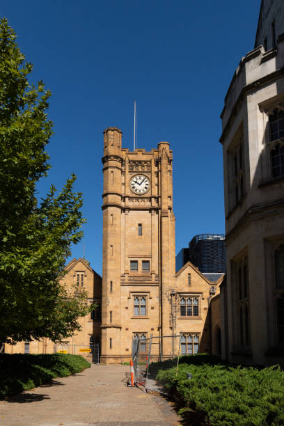 torre do relógio de universidade de melbourne - melbourne australia clock tower clock - fotografias e filmes do acervo